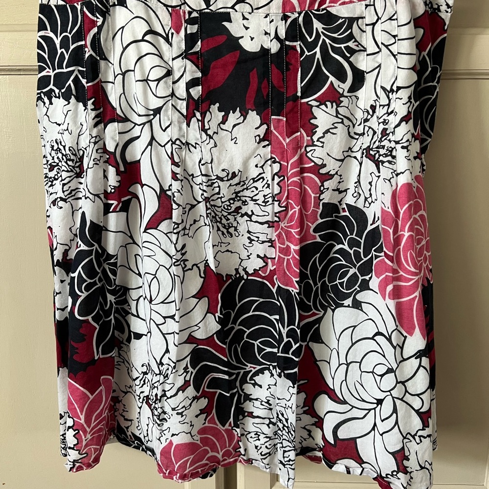 Ann Taylor Black. White and Red Floral Patterned Skirt